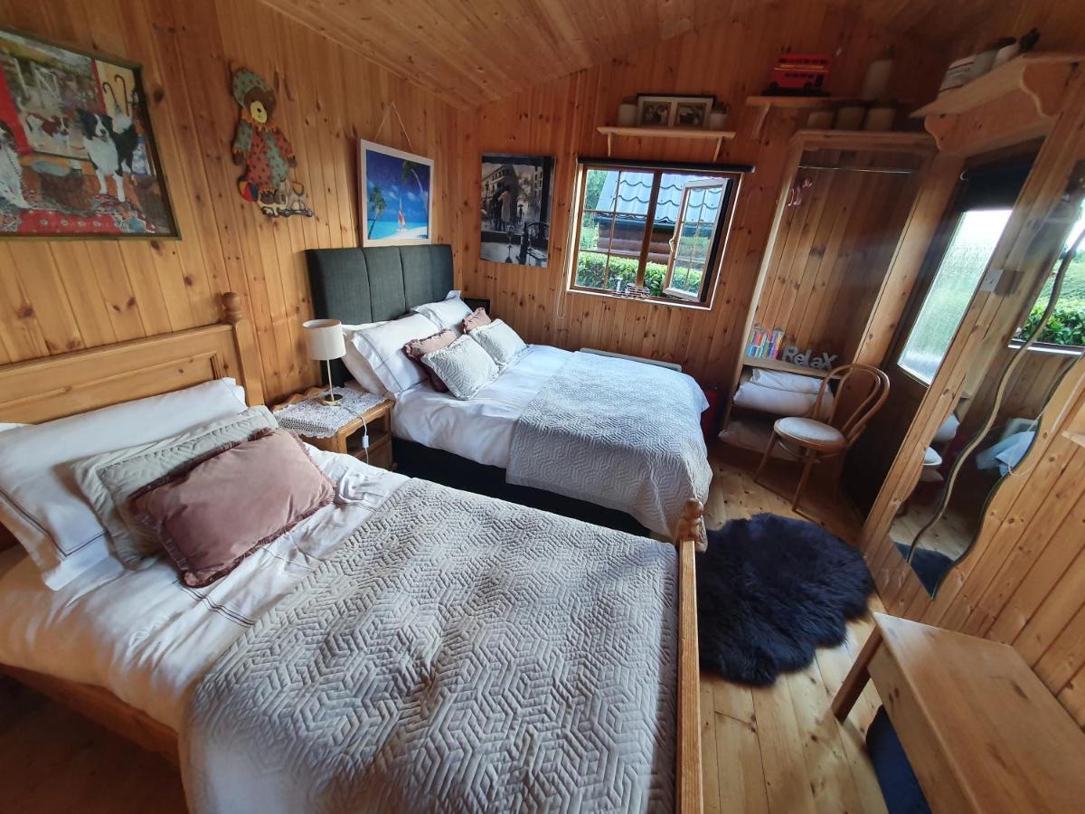 Cosy Countryside Log Cabin Кілкенні Екстер'єр фото