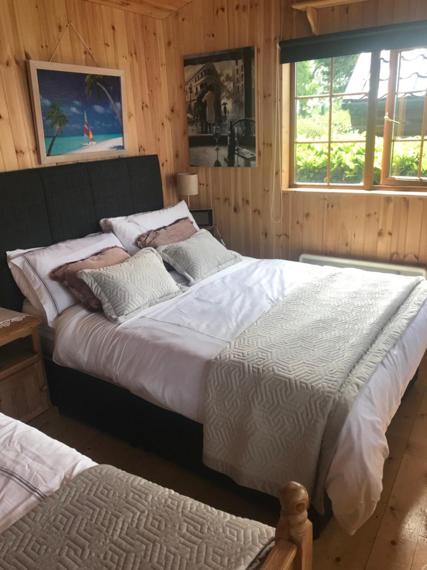 Cosy Countryside Log Cabin Кілкенні Екстер'єр фото